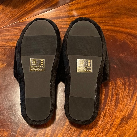 Black Faux Fur Open Toe Slipper with Gold Metal Bar Accent Sizes 5M- 10M - Picture 3 of 4